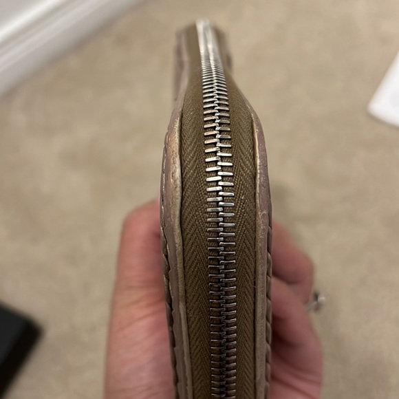 Authentic Bottega Venetta zippy wallet - Picture 4 of 16